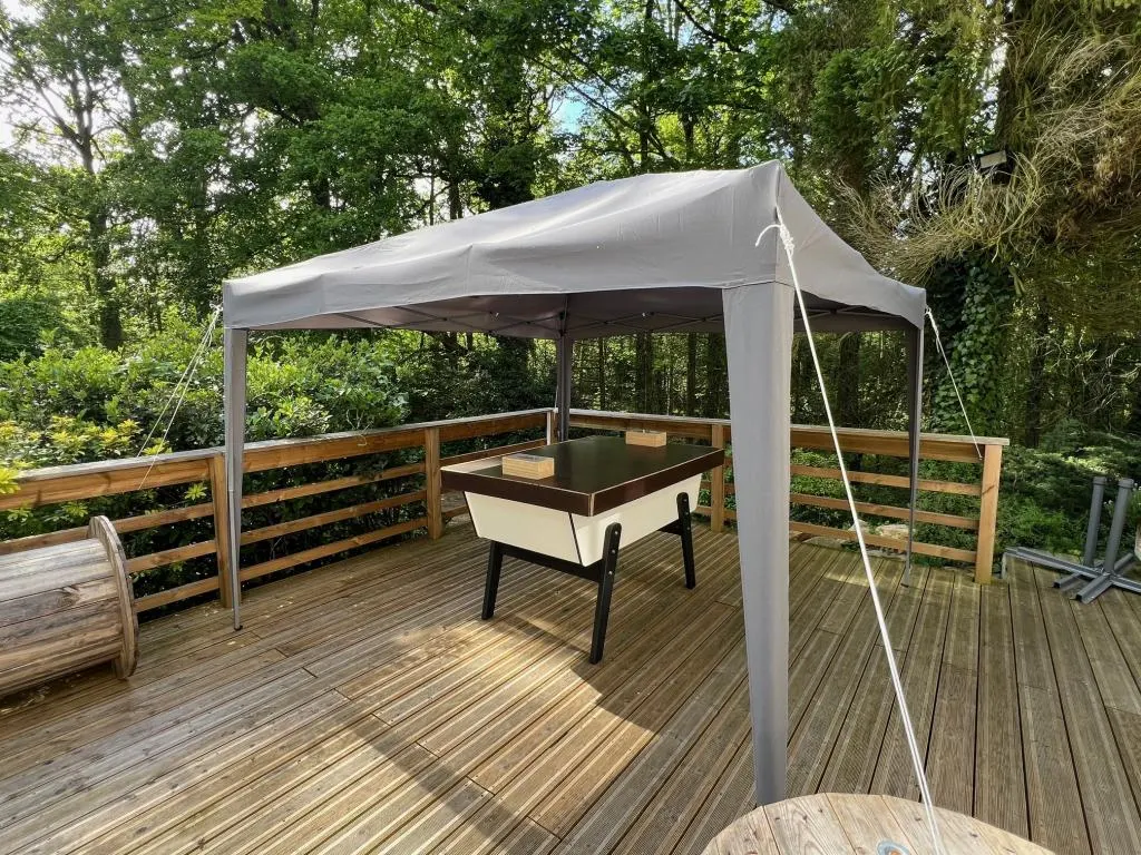 Terrasse couverte avec tonnelle et baby-foot pour les moments conviviaux
