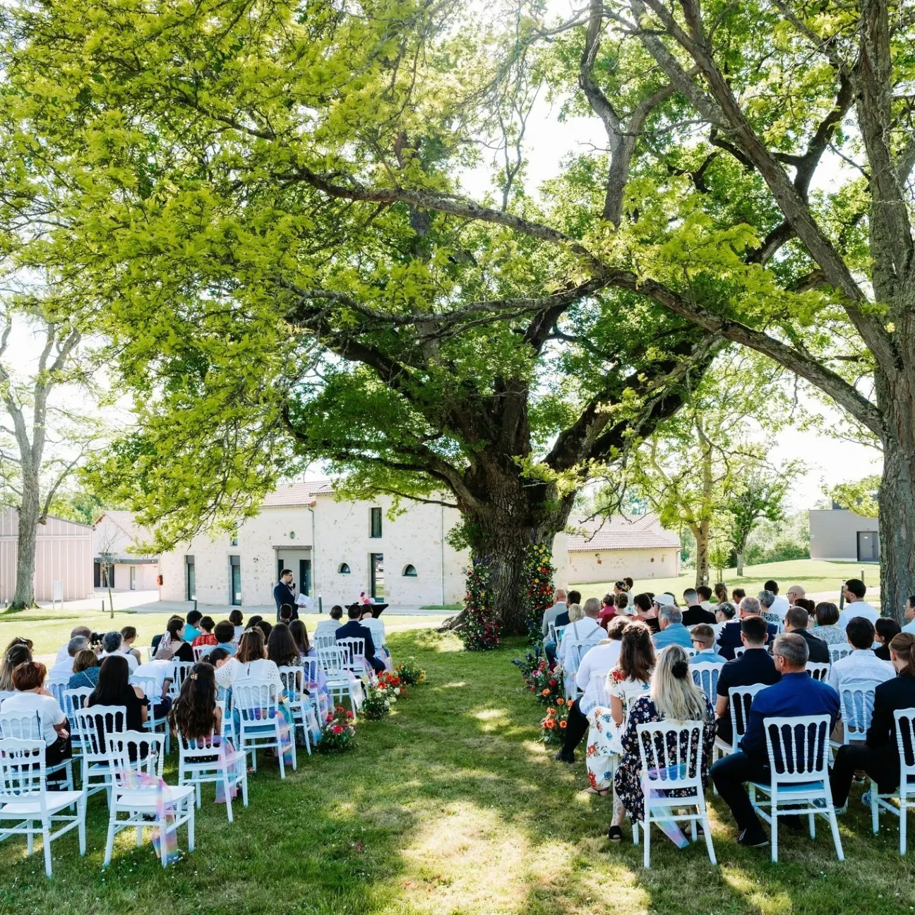 Espace cérémonie extérieur aménagé pour mariages et grands rassemblements