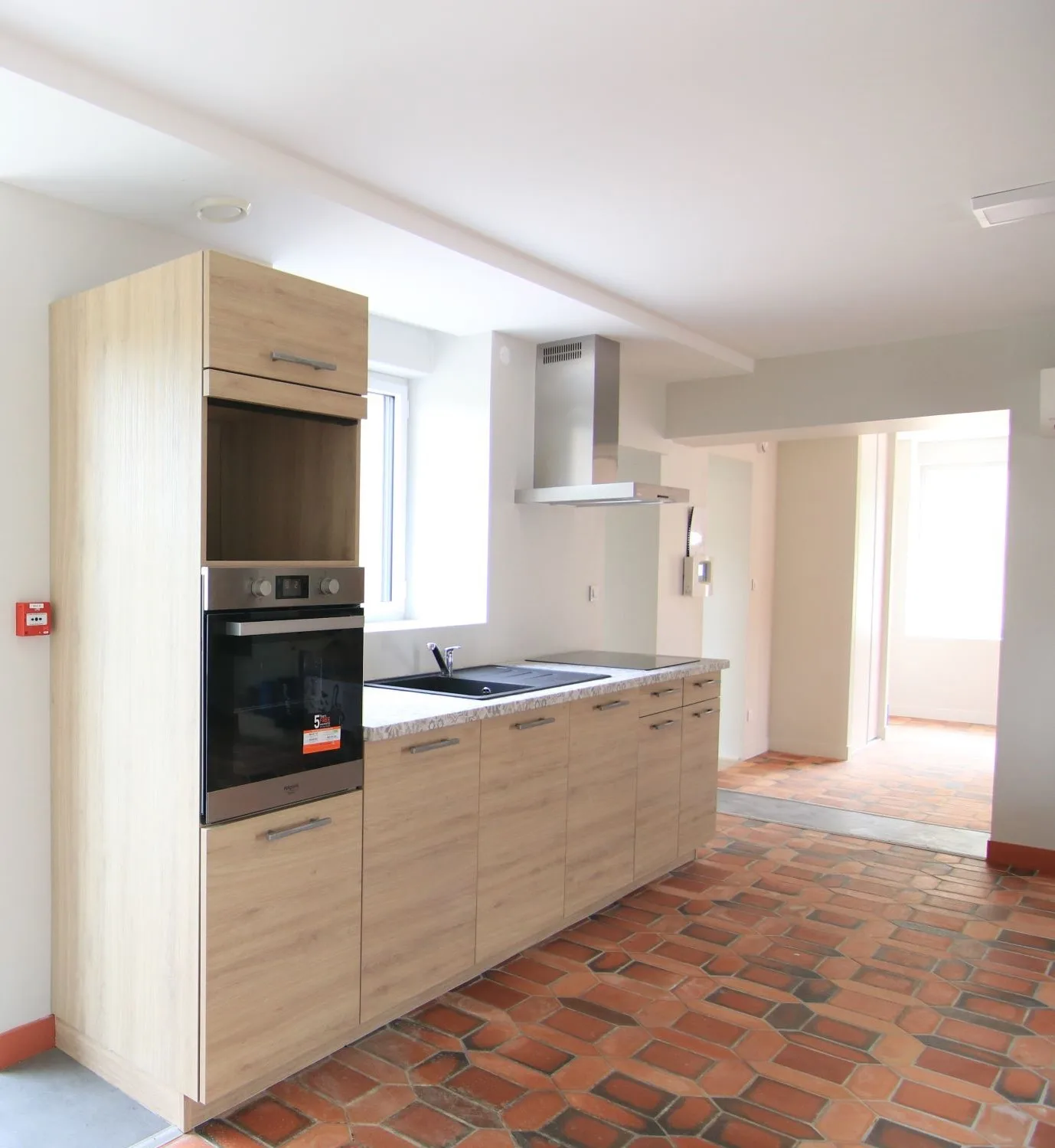 Cuisine équipée du gîte Jules avec plan de travail pour la préparation des repas de groupe