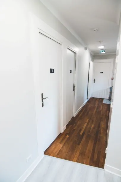Couloir de circulation intérieur desservant les chambres du gîte