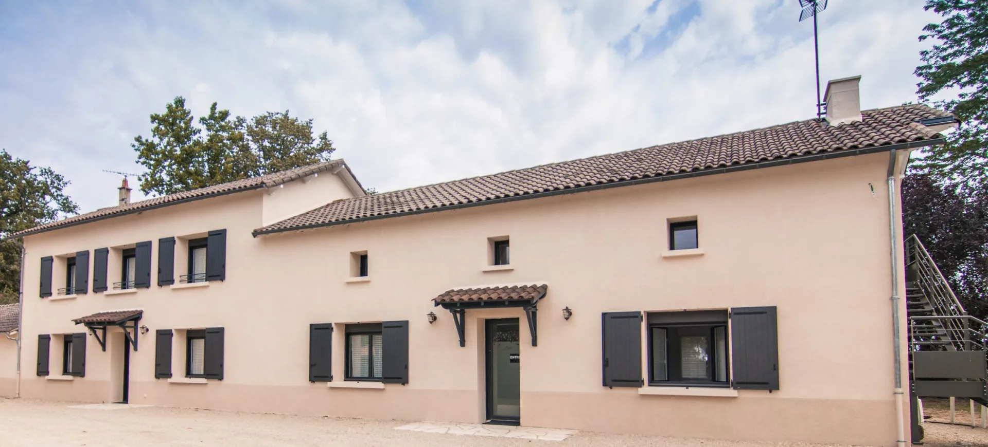 Extérieur du gîte Axel avec façade et abords engazonnés du domaine