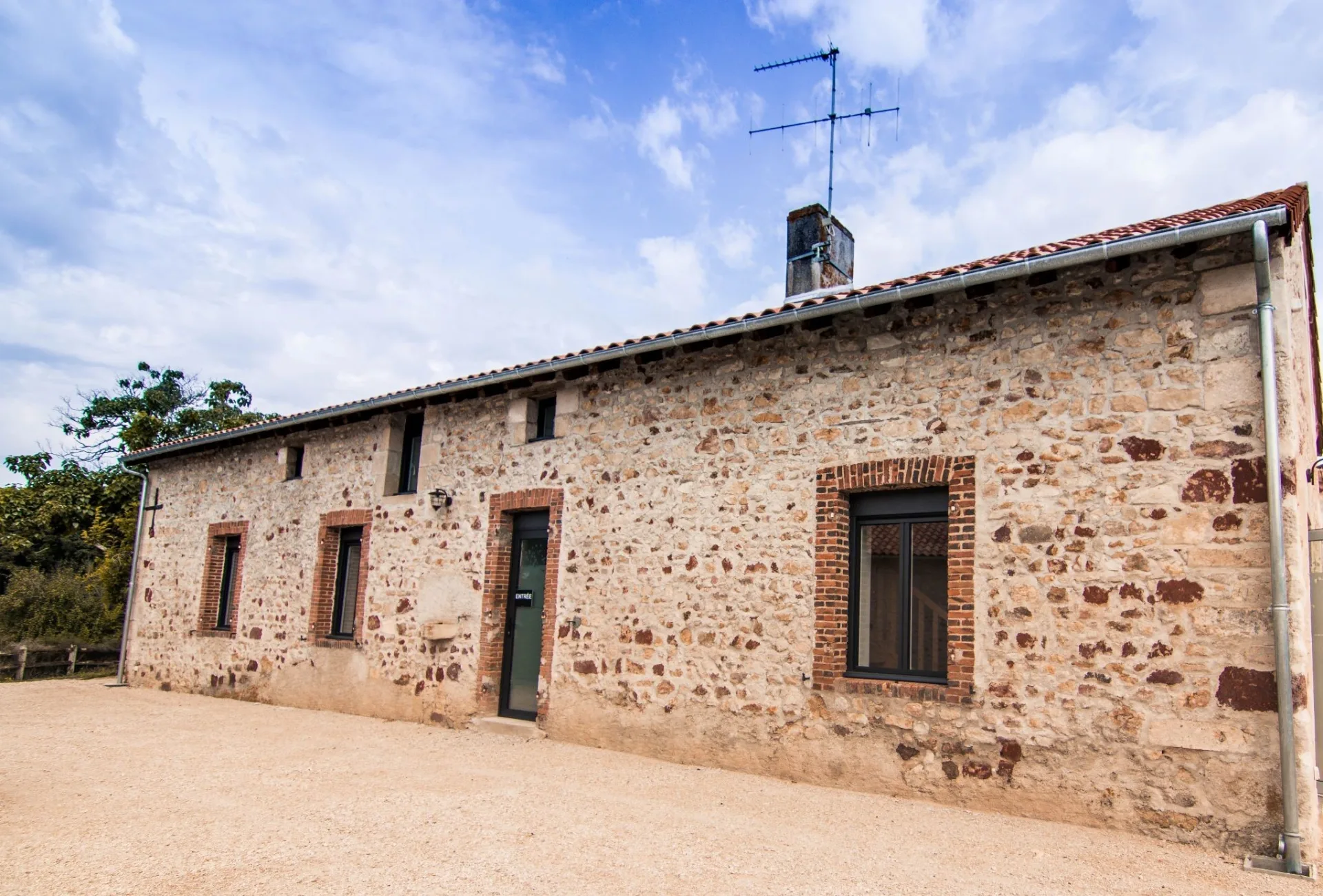 Extérieur du gîte Jules avec façade et terrasse dans un cadre arboré