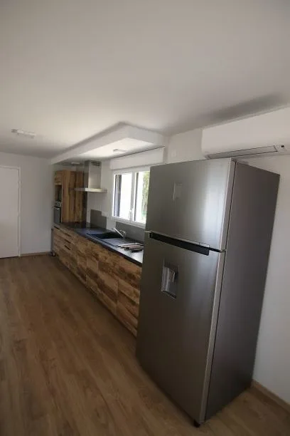 Cuisine équipée du gîte Axel avec espace de rangement et coin repas