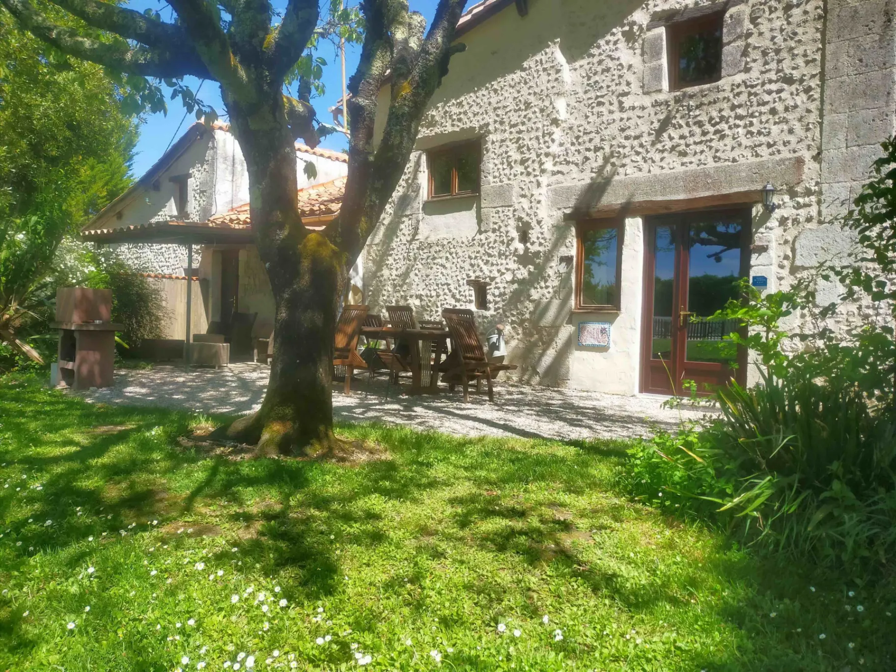 Gîte Emile, façade extérieure avec terrasse et jardin