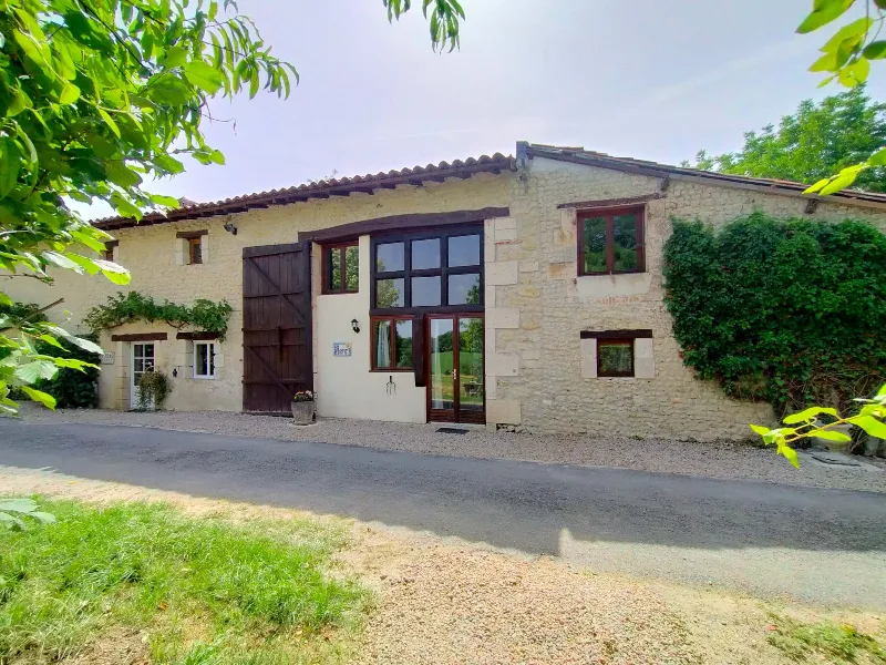 Gîte Henri, façade et entrée du gîte au cœur du domaine