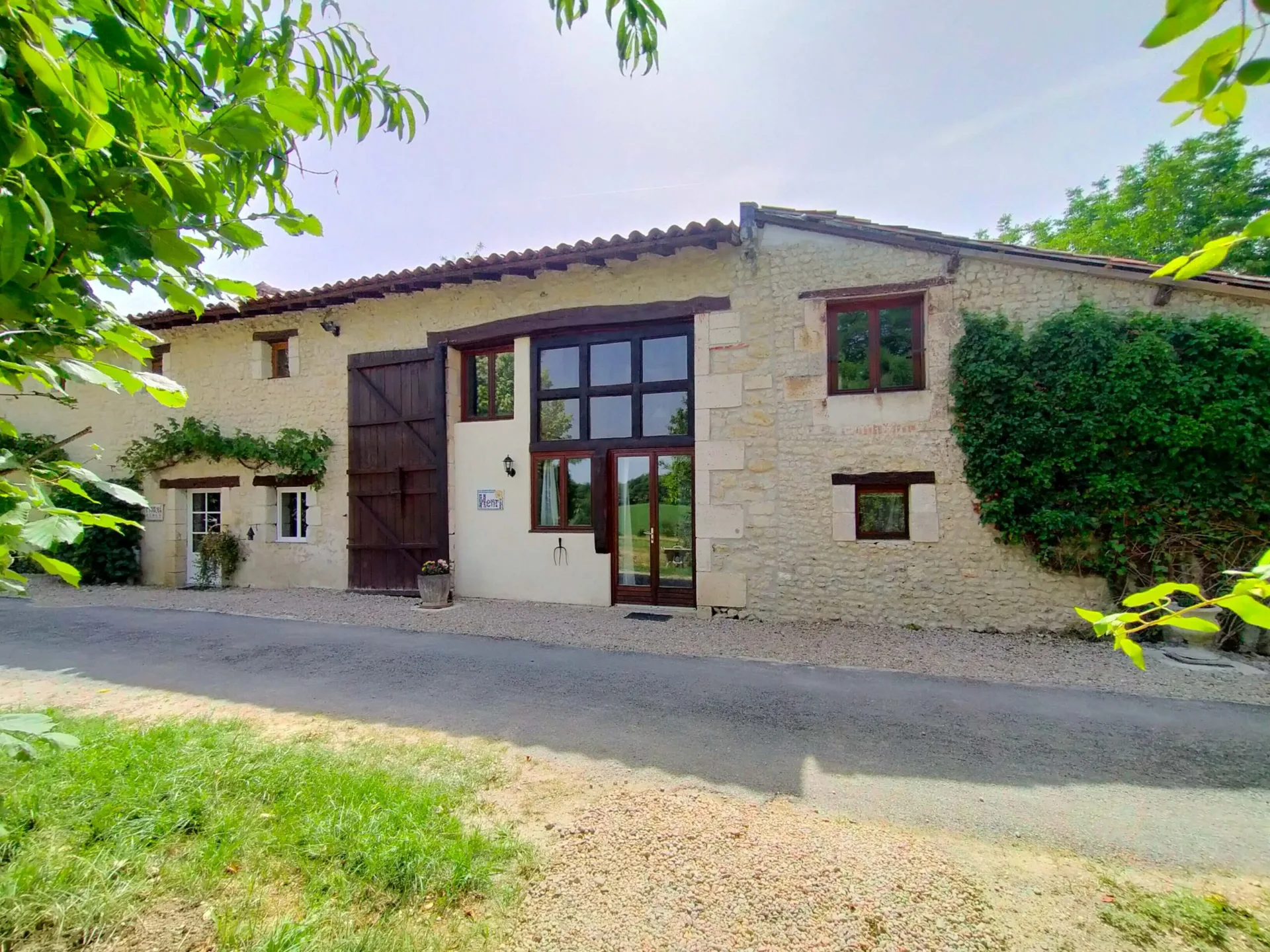 Gîte Henri, façade et entrée du gîte au cœur du domaine