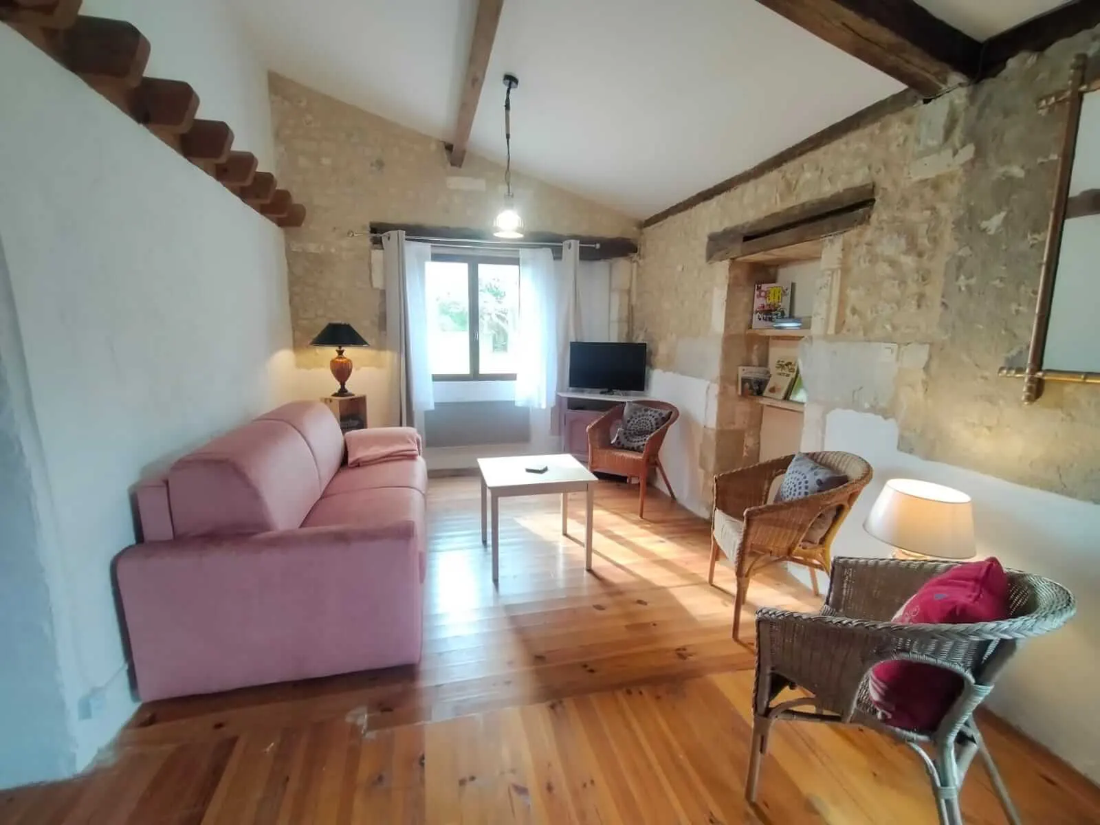 Gîte Danielle, extérieur du petit gîte avec salon de jardin