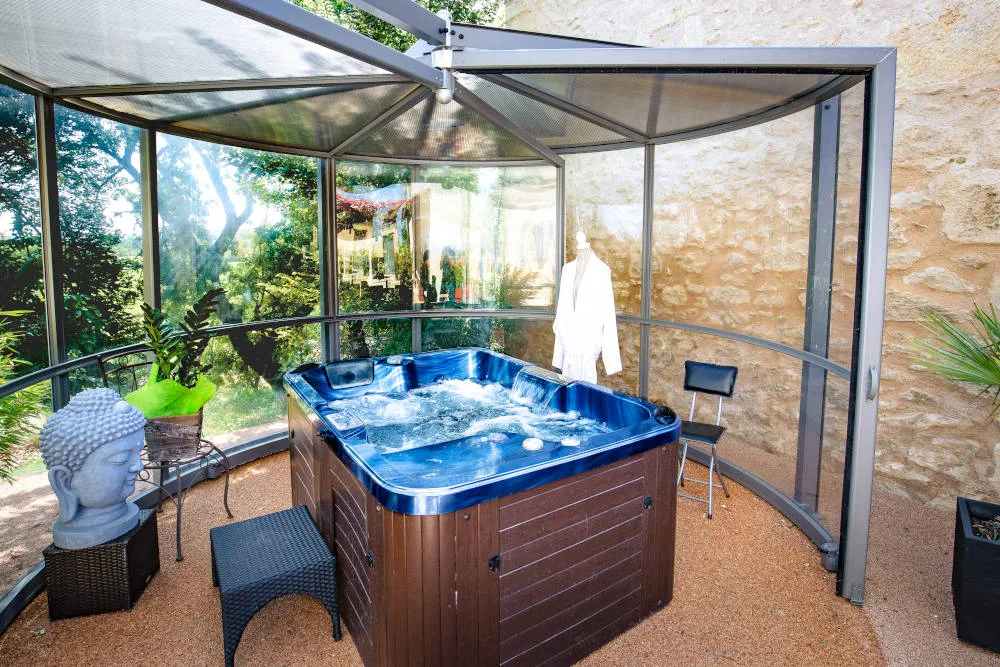 Piscine intérieure couverte avec grande verrière et carrelage bleu