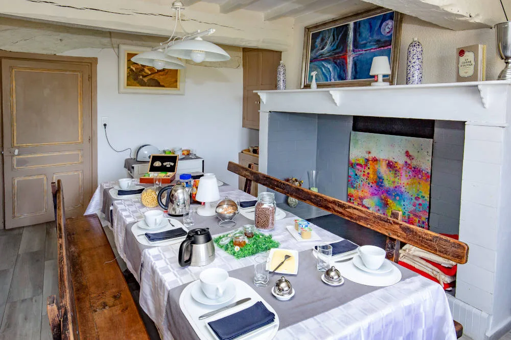Grande table à manger dressée pour un repas de groupe dans une salle conviviale