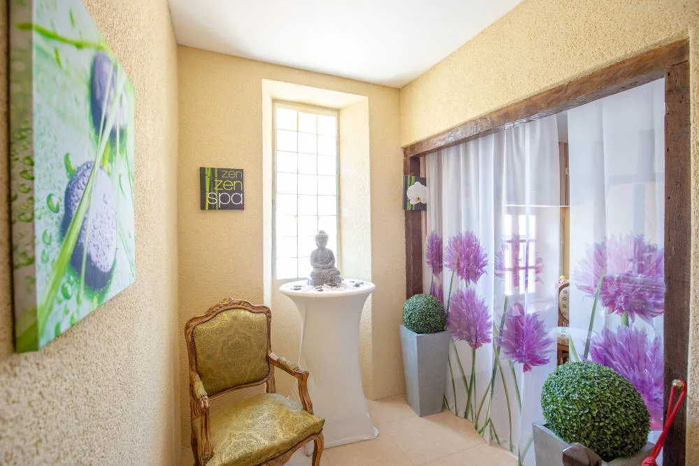 Chambre lumineuse avec lit double et rideaux fleuris