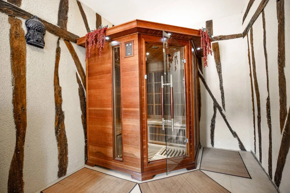 Sauna en bois avec banquettes, équipement bien-être du domaine