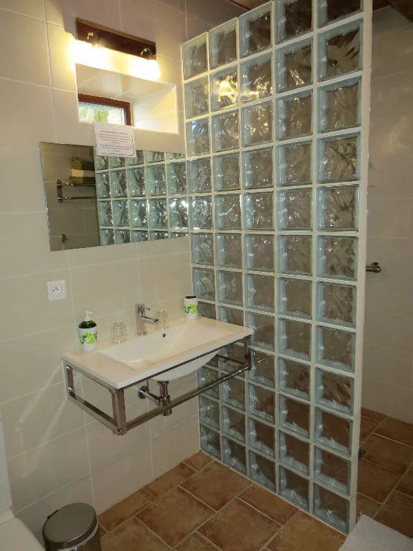 Salle d'eau avec douche à l'italienne attenante à une chambre