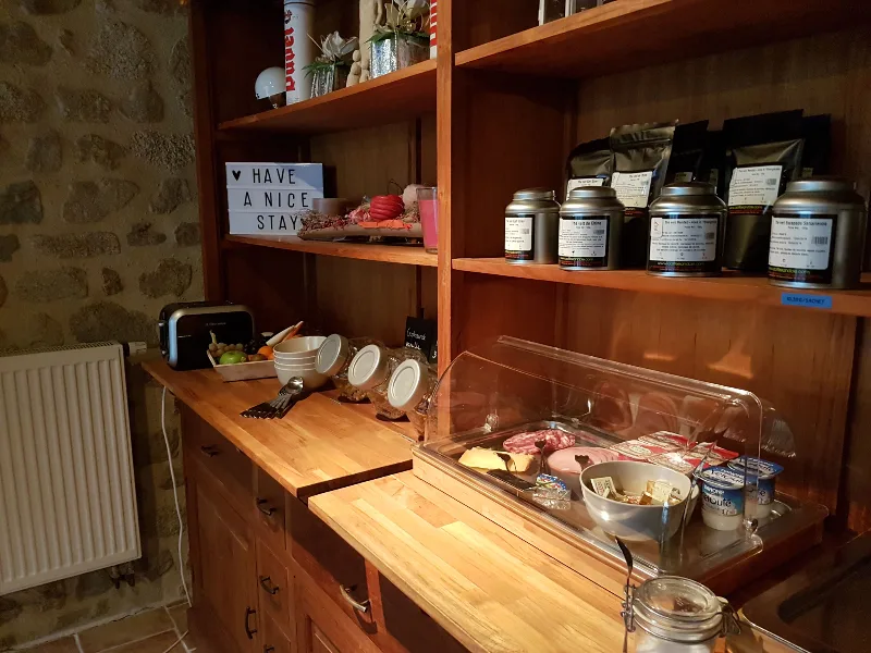 Grande salle à manger dressée pour recevoir 18 convives