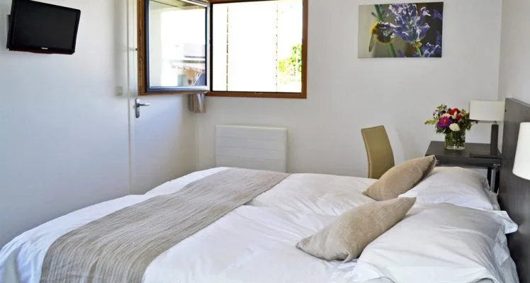 Chambre d'appartement avec lit double et literie de qualité