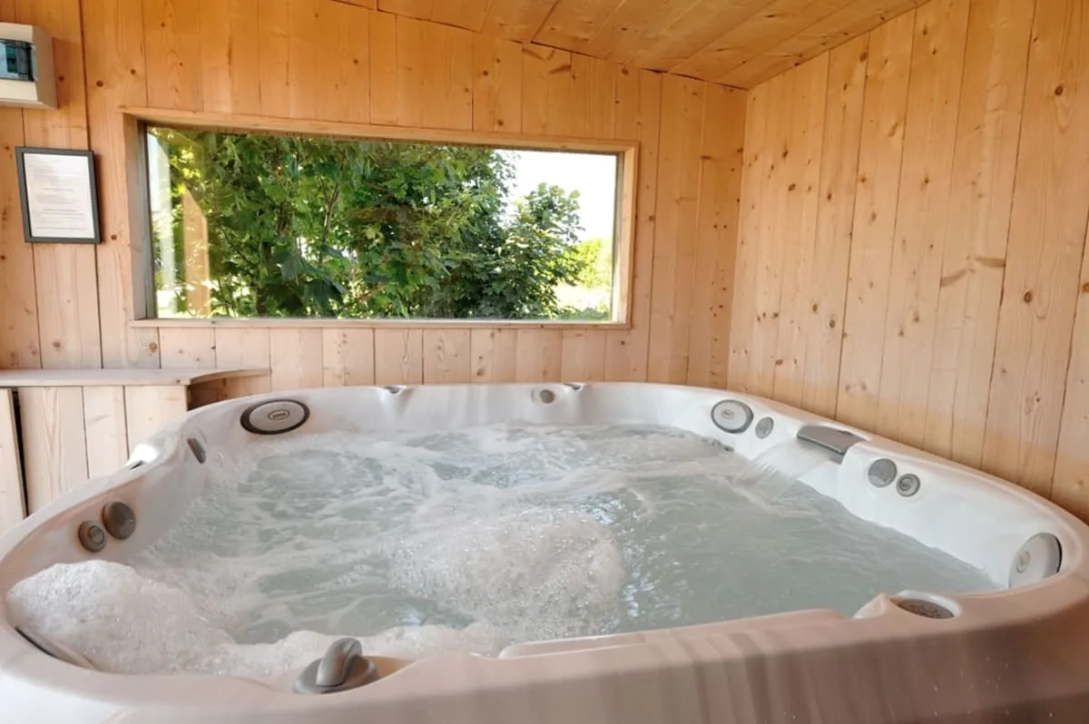 Bain à remous du jacuzzi extérieur, accès privé pour les hôtes du gîte