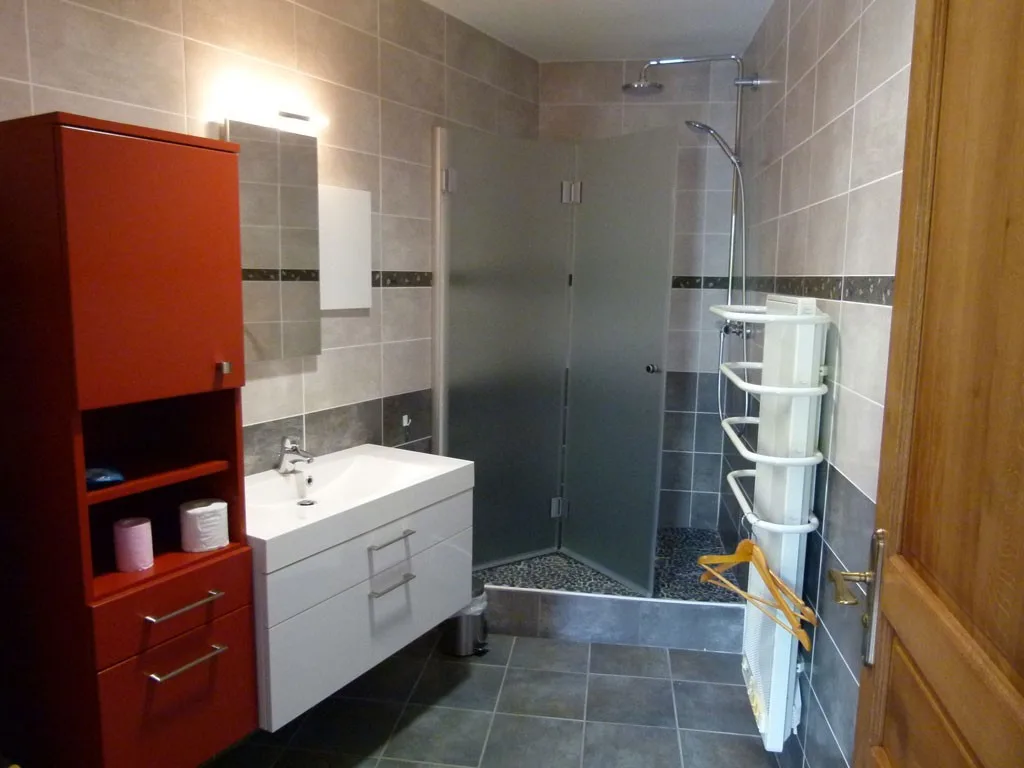 Salle de bains du rez-de-chaussée avec douche et WC