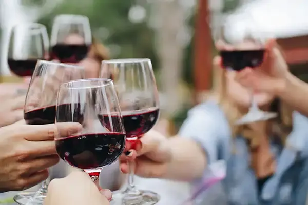 Apéritifs conviviaux en terrasse au coucher du soleil