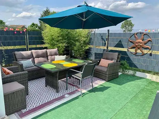 Salon de détente côté piscine avec fauteuils et vue sur le bassin