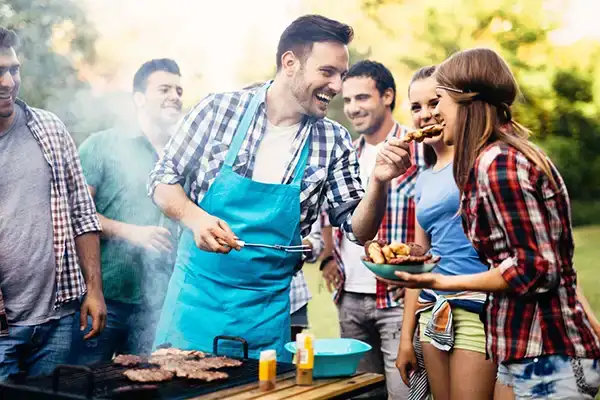 Barbecue extérieur pour préparer les repas en plein air entre amis