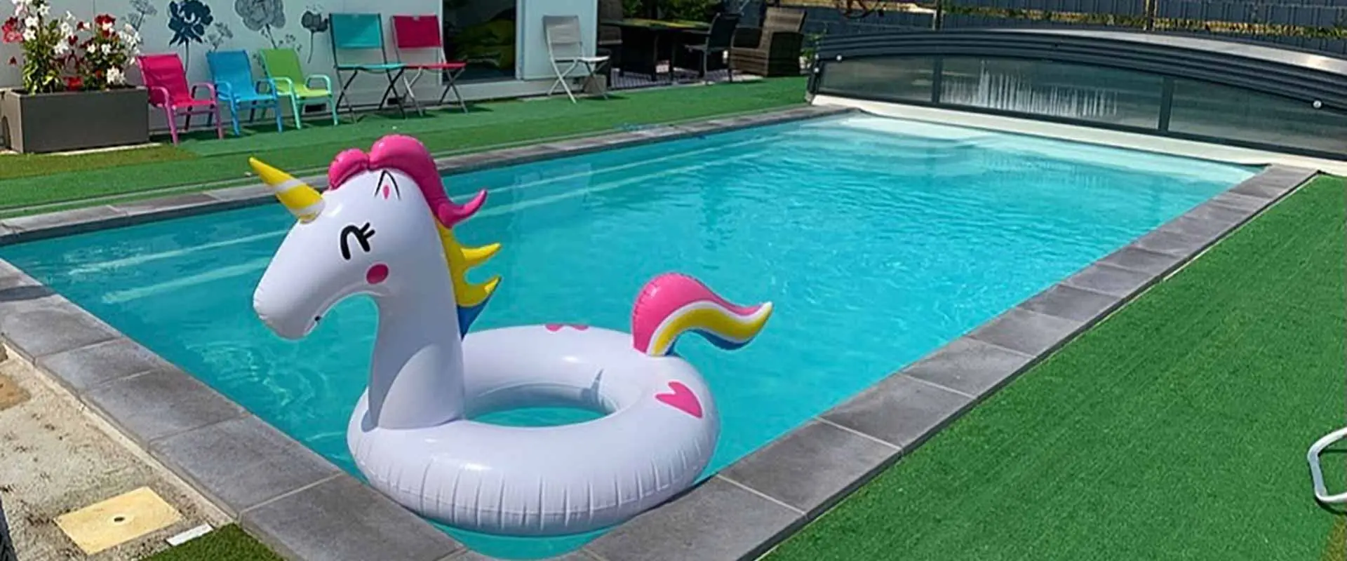 Piscine couverte et chauffée de 8x4m, ouverte du 15 avril au 11 novembre