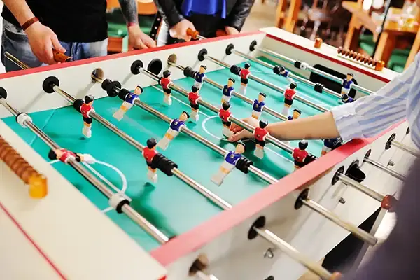 Baby-foot dans l'espace jeux intérieur du gîte