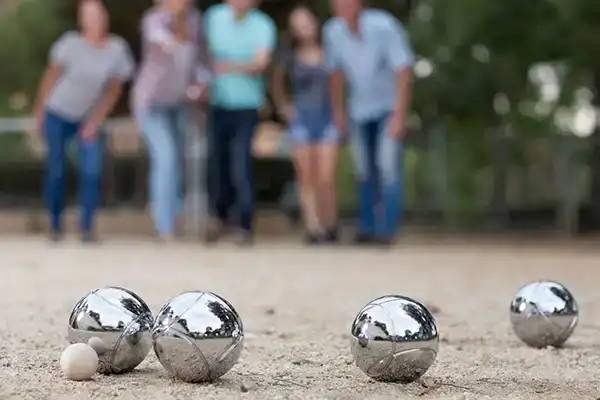 Terrain de pétanque dans le grand parc arboré de 1300 m²