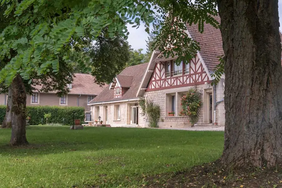 Vue extérieure du Clos du Pausa depuis le grand jardin arboré