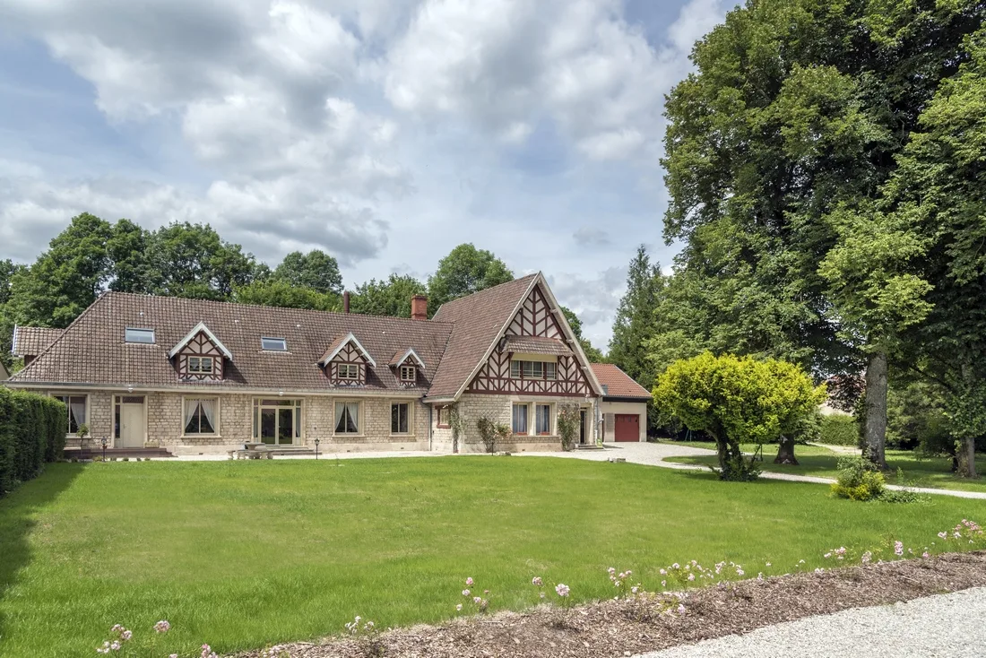 Grand jardin privé arboré autour de la maison