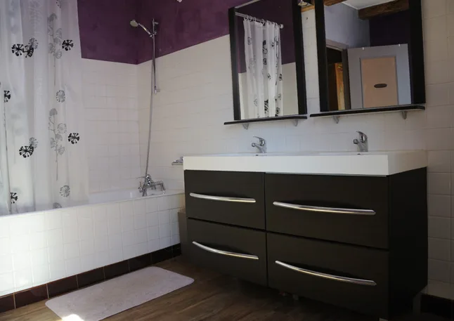 Salle de bain avec douche/baignoire, meuble vasque double et miroir