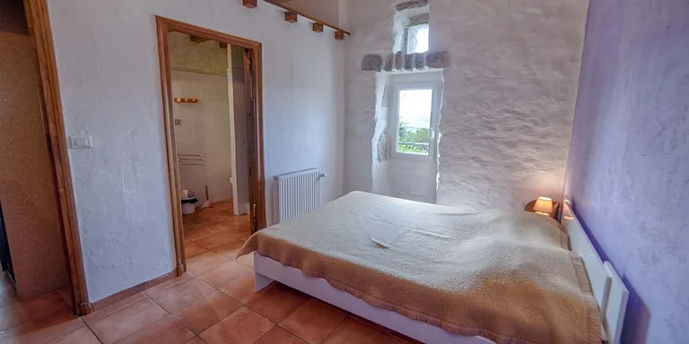 Chambre avec lit double, décoration simple et lumineuse