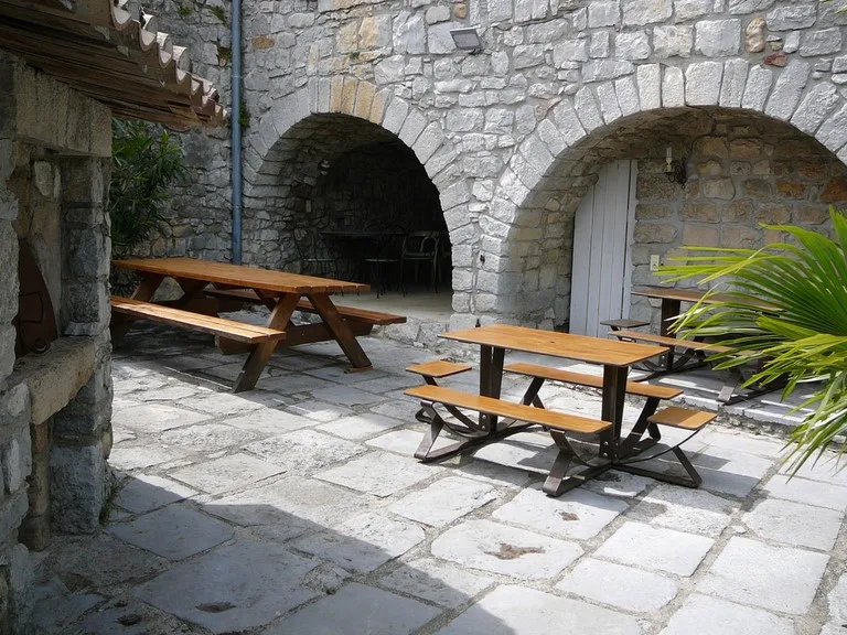 Terrasse extérieure couverte avec espace barbecue et four à pizza