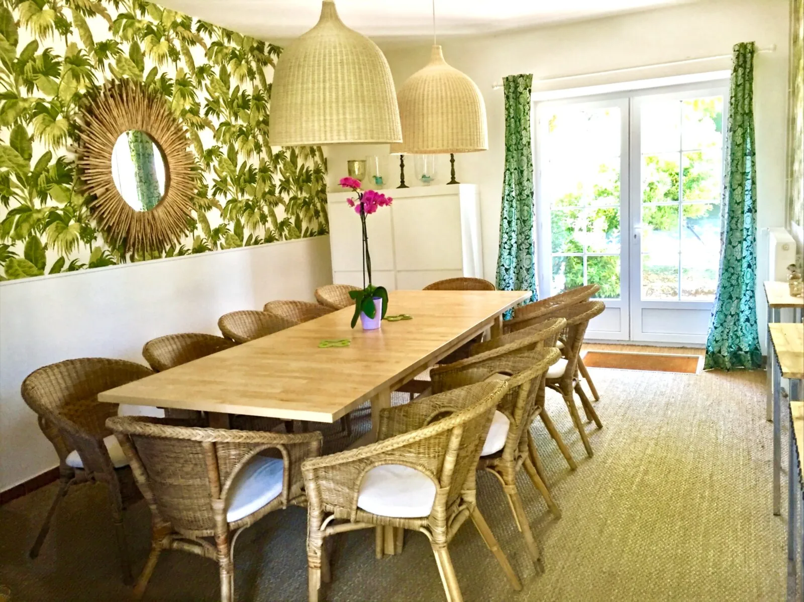 Salle à manger avec grande table en bois pour les repas de groupe