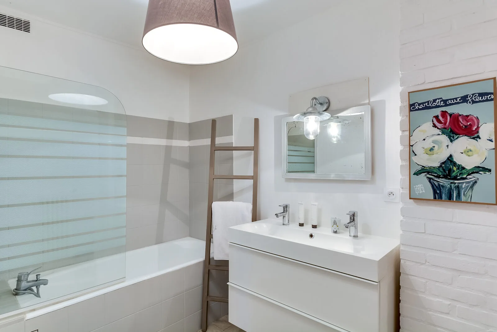 Salle de bain avec douche et vasque