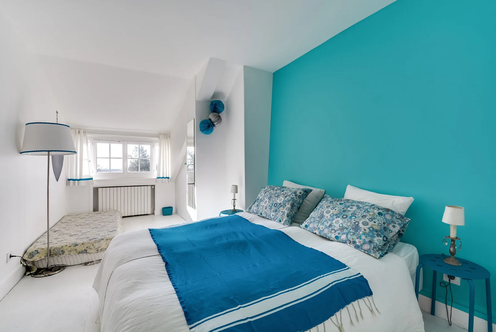 Chambre bleue avec lit double et linge de lit coordonné