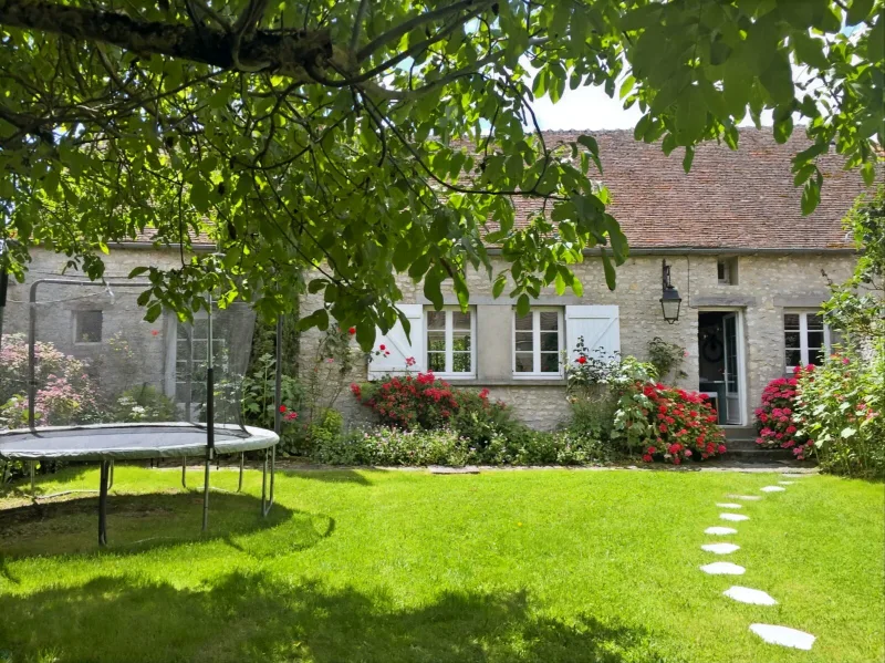 Jardin clos avec trampoline, espace de jeux pour enfants