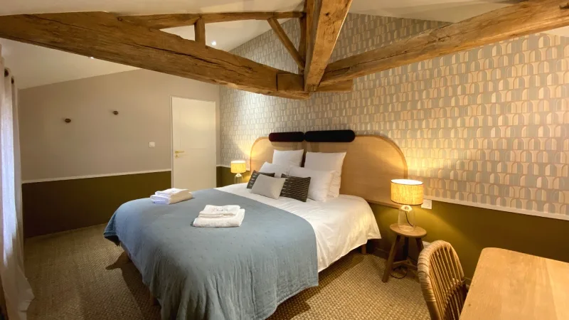 Chambre lumineuse aménagée avec goût pour un séjour confortable