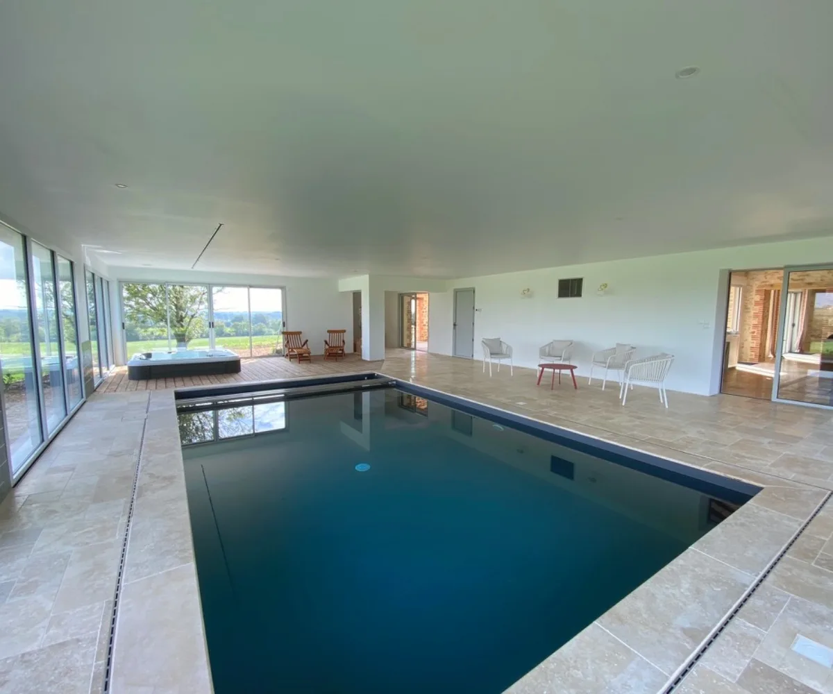 Piscine intérieure chauffée avec vue sur la campagne vendéenne