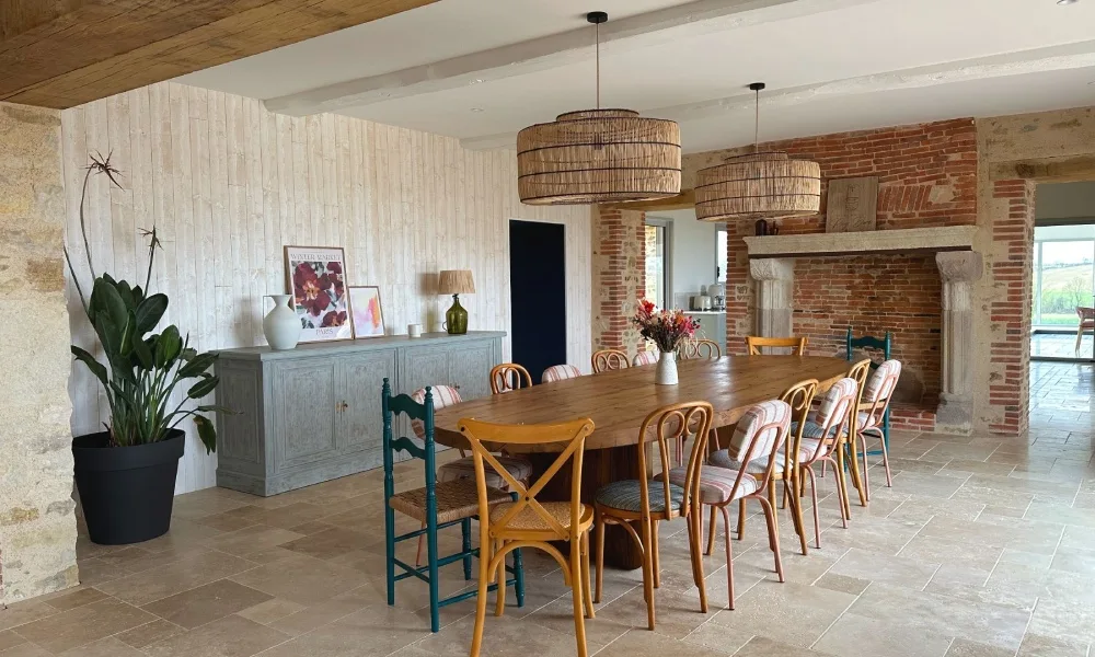 Salle à manger avec grande table en bois pouvant accueillir tout le groupe