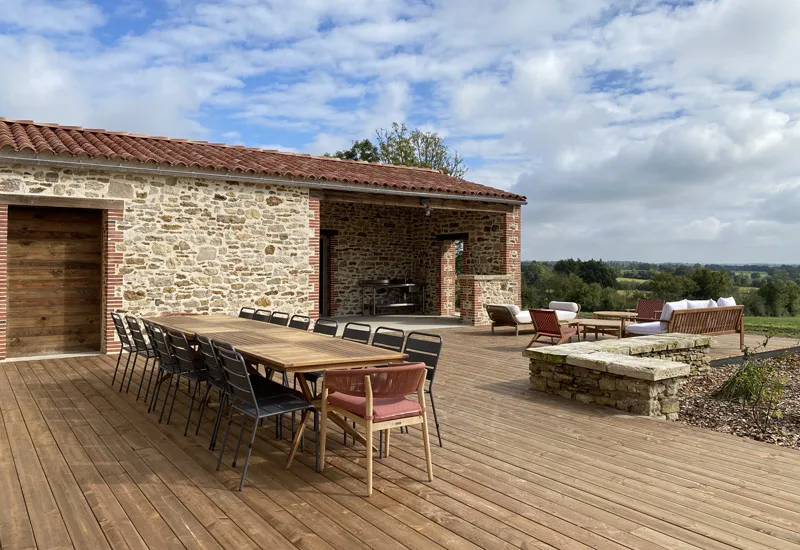 Façade et terrasse de la villa avec vue sur le parc arboré