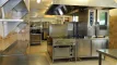 Cuisine professionnelle entièrement équipée pour préparer les repas d'un grand groupe