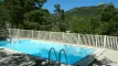 Piscine extérieure sécurisée entourée d'espaces verts pour se détendre entre deux activités