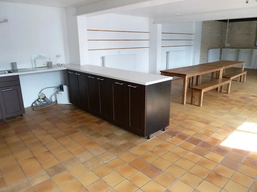 Espace de réchauffage et comptoir bar intégré à la salle polyvalente du gîte