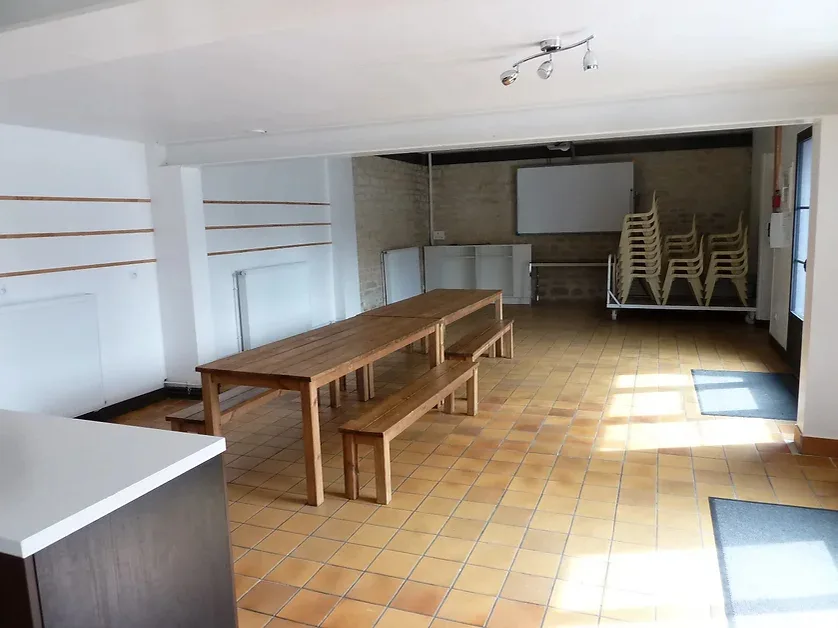 Salle polyvalente du gîte vue d'ensemble avec espace modulable pour événements