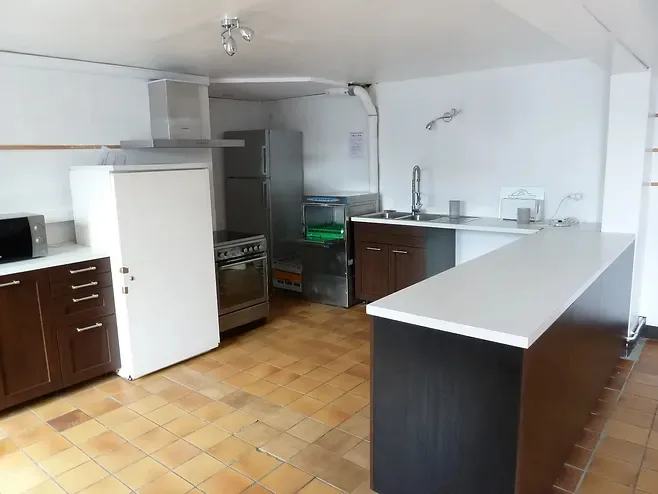 Cuisine équipée du gîte de groupe avec plan de travail pour la restauration collective