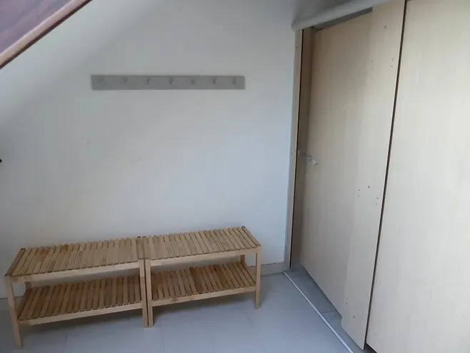 Chambre du gîte avec lits simples pour l'hébergement collectif à l'étage