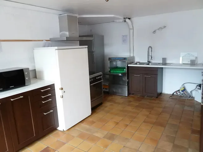 Autre vue de la cuisine du gîte de groupe des Foyers Ruraux à Nucourt
