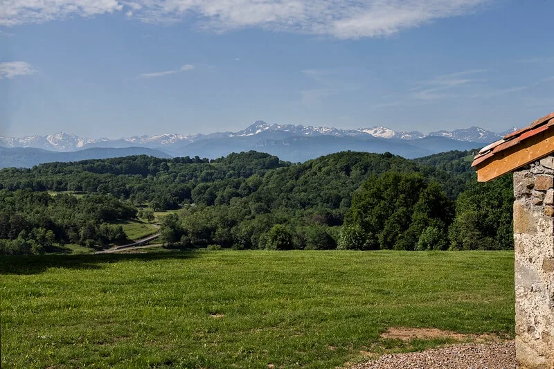 Extérieur du gîte de Caville avec pelouse et arbres du parc arboré
