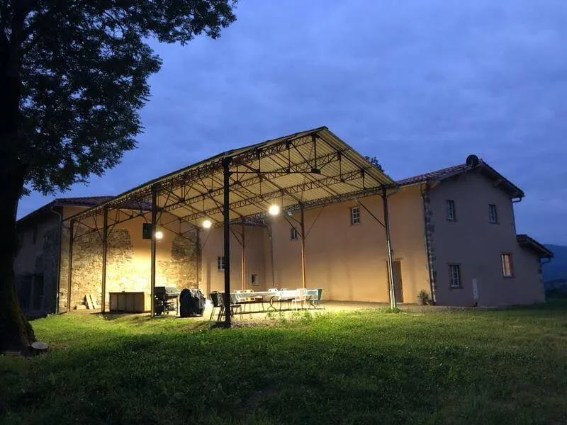 Cuisine d'été équipée du gîte de Caville avec plan de travail extérieur