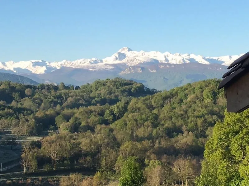Vue panoramique sur la chaîne des Pyrénées depuis le gîte de Caville