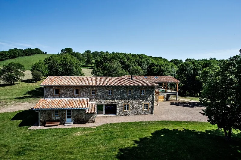 Terrasse extérieure et espace de vie couvert du gîte avec mobilier de jardin